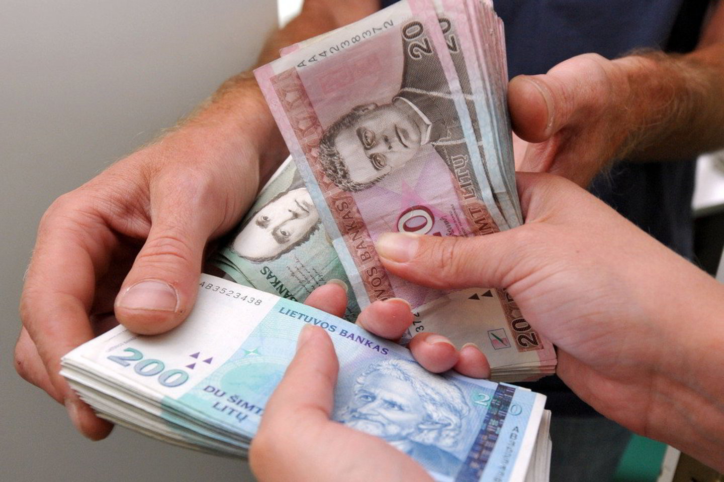 Studentai gali pretenduoti į dviejų rūšių paramą: stipendiją už studijų rezultatus ir vienkartinę socialinę išmoką.