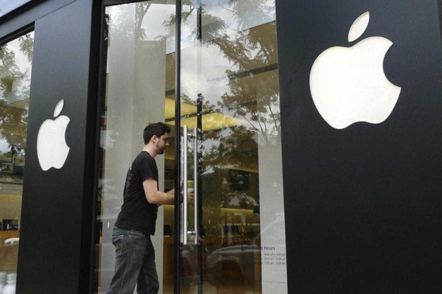 Kol kas neaišku, ar netikrosiose parduotuvėse buvo parduodama tikra „Apple“ produkcija, ar prekės taip pat buvo klastotė.