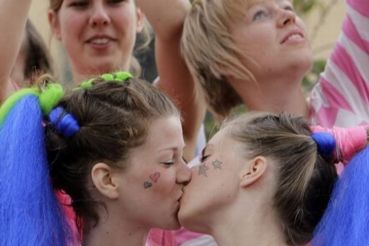 Parado dalyviai, kurių daugelis vilkėjo įspūdingus kostiumus, švilpė švilpukais ir mojavo vėliavomis, susirinko Prahos centre ir iš garsiakalbių aidint muzikai žygiavo pagrindinėmis gatvėmis.