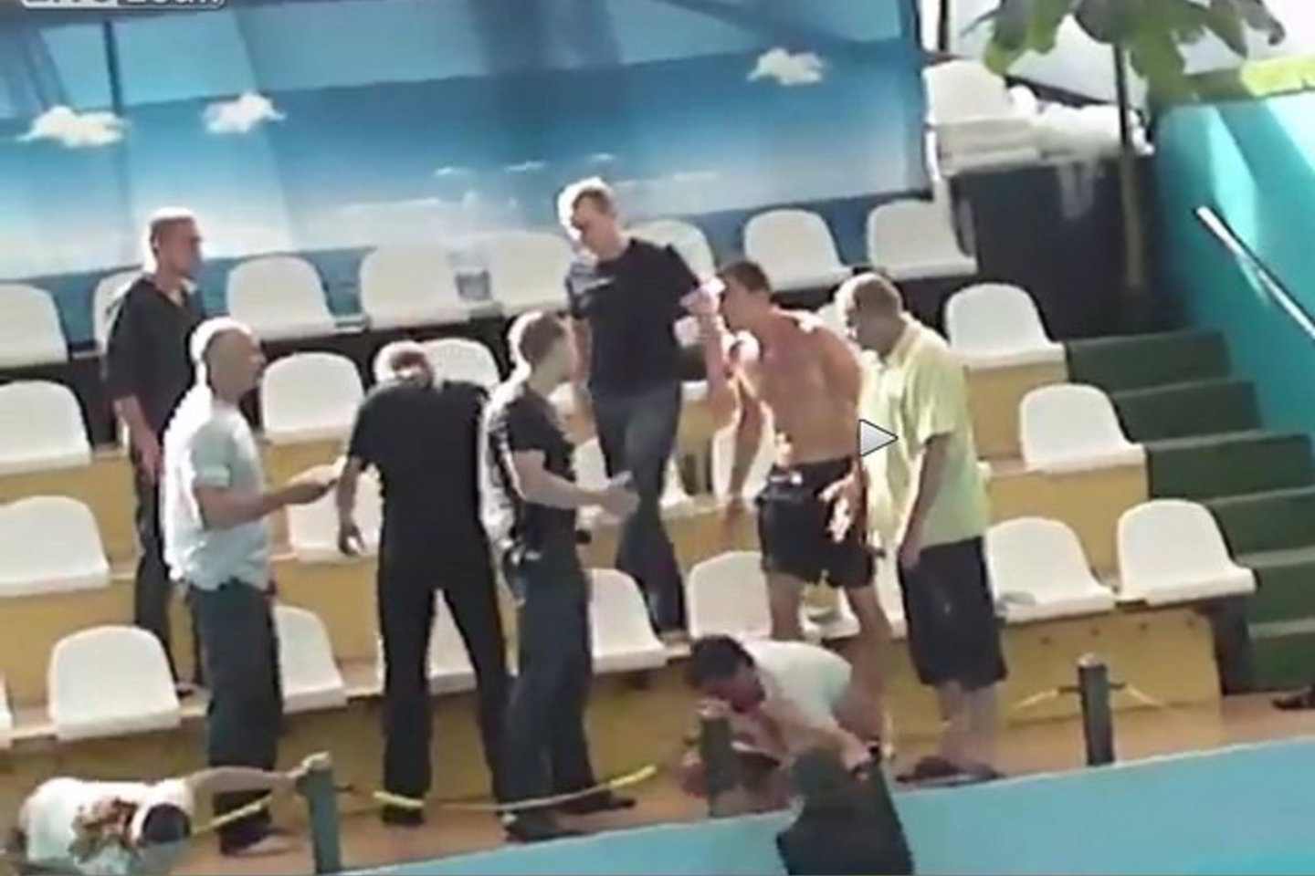 Nepavykus susitarti gražiuoju, kyla muštynės, kurių metų „juodieji“ apsauginiai vienas po kito skrenda į baseino vandenį.