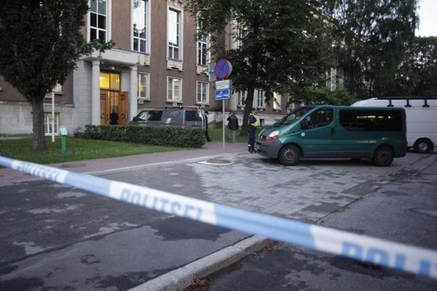 Motyvai, paskatinę vyrą atidengti ugnį Gynybos ministerijoje, nežinomi.