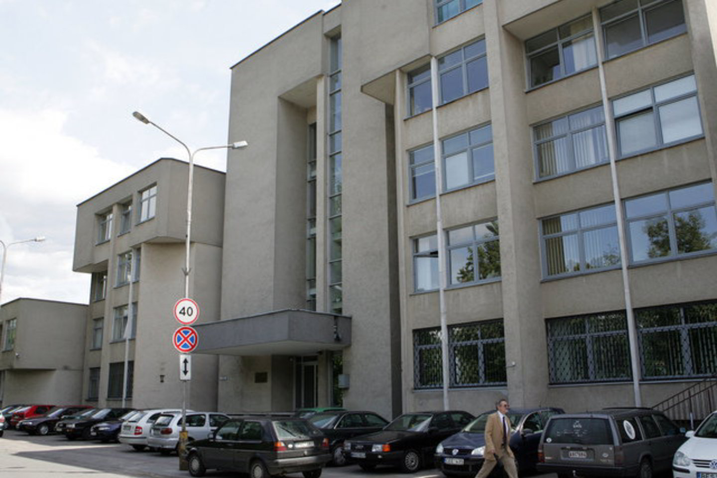 Dabar tikrinama, ar pretendentų pateikti dokumentai atitinka Kalėjimų departamento direktoriaus pareigybei keliamiems specialiems reikalavimams.
