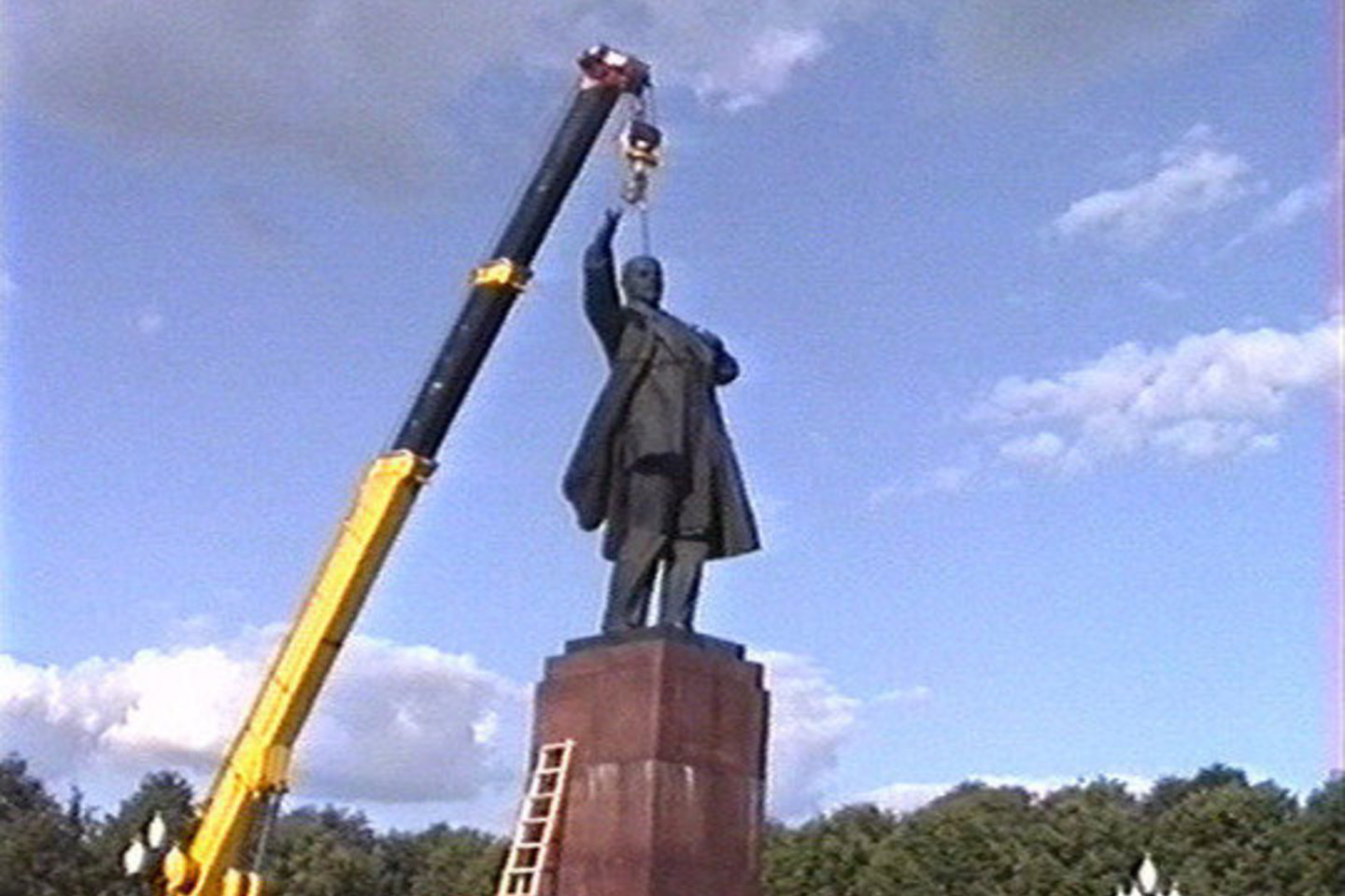 Niujorkas bando suprasti, kodėl D.Narkevičius Lenino paminklo nukėlimą Lukiškių aikštėje rodo atvirkštine tvarka