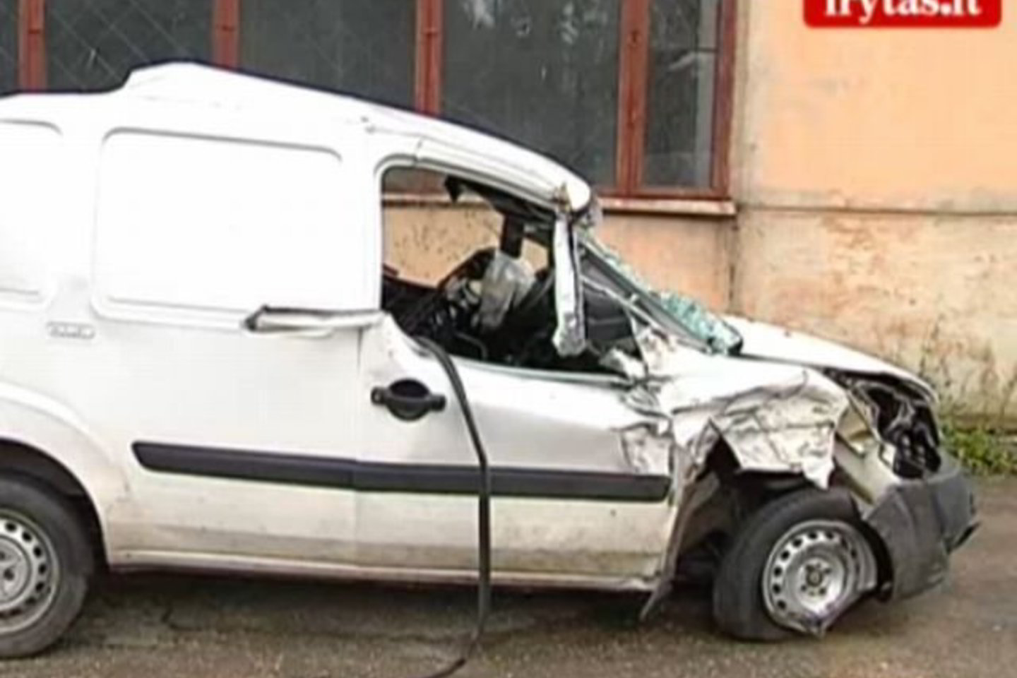 Šeštadienio vakarą įvykį dar tiria policija, bet neabejojama, kad nelaimės priežastimi tapo milžiniškas greitis - apie 130 kilometrų per valandą.
