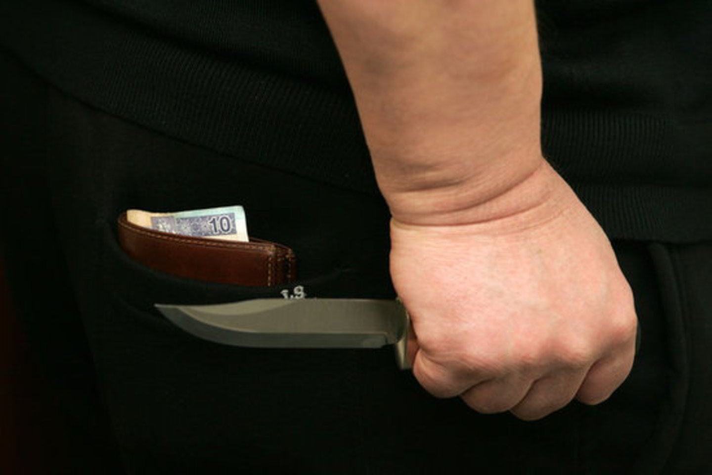 Nusikaltėliai moteriai grasino peiliu.