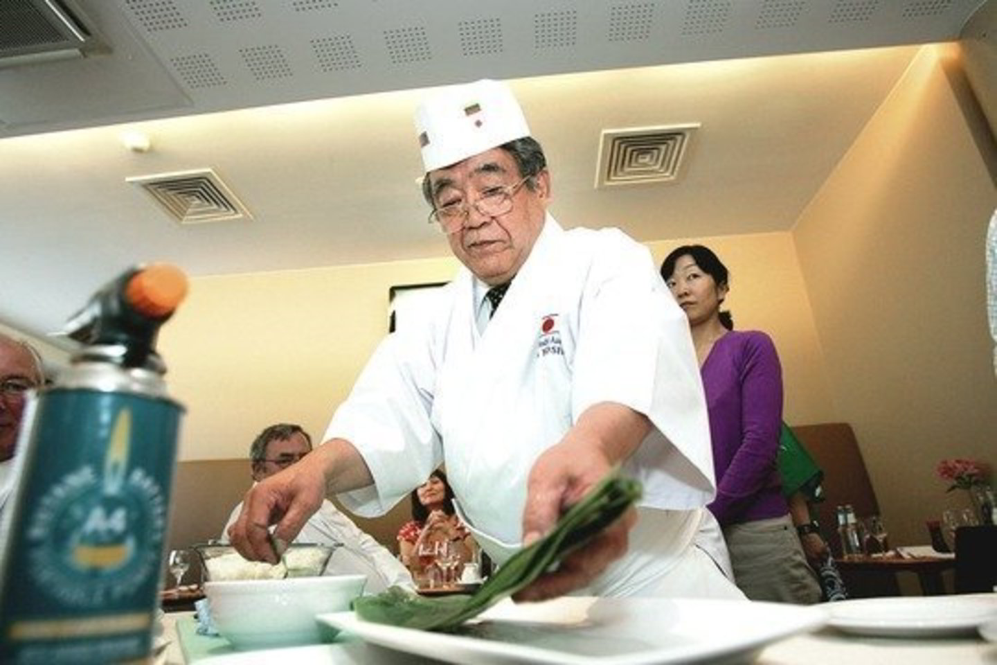 Daugiau nei keturis dešimtmečius nuosavam restoranui vadovaujantis japonas K.Yoshida sušių ruošimo paslapčių mokė ir lietuvius.