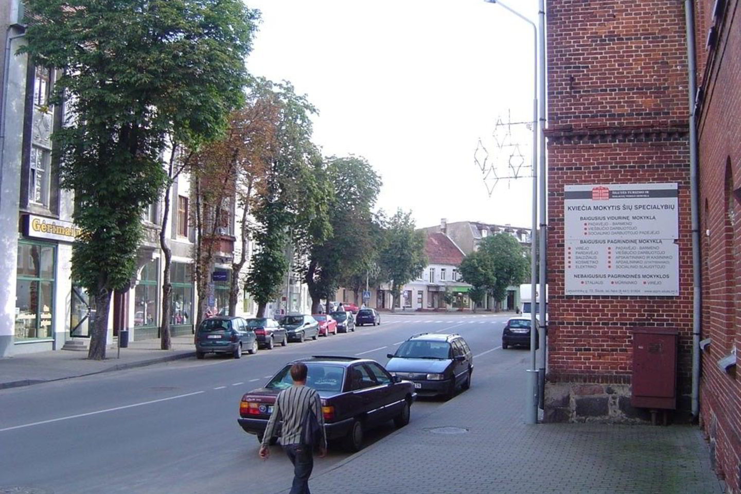 Alkoholinių gėrimų parduotuvė Šilutėje (kairėje) atidaryta tiesiai prieš Turizmo ir paslaugų verslo mokyklos (dešinėje) langus.