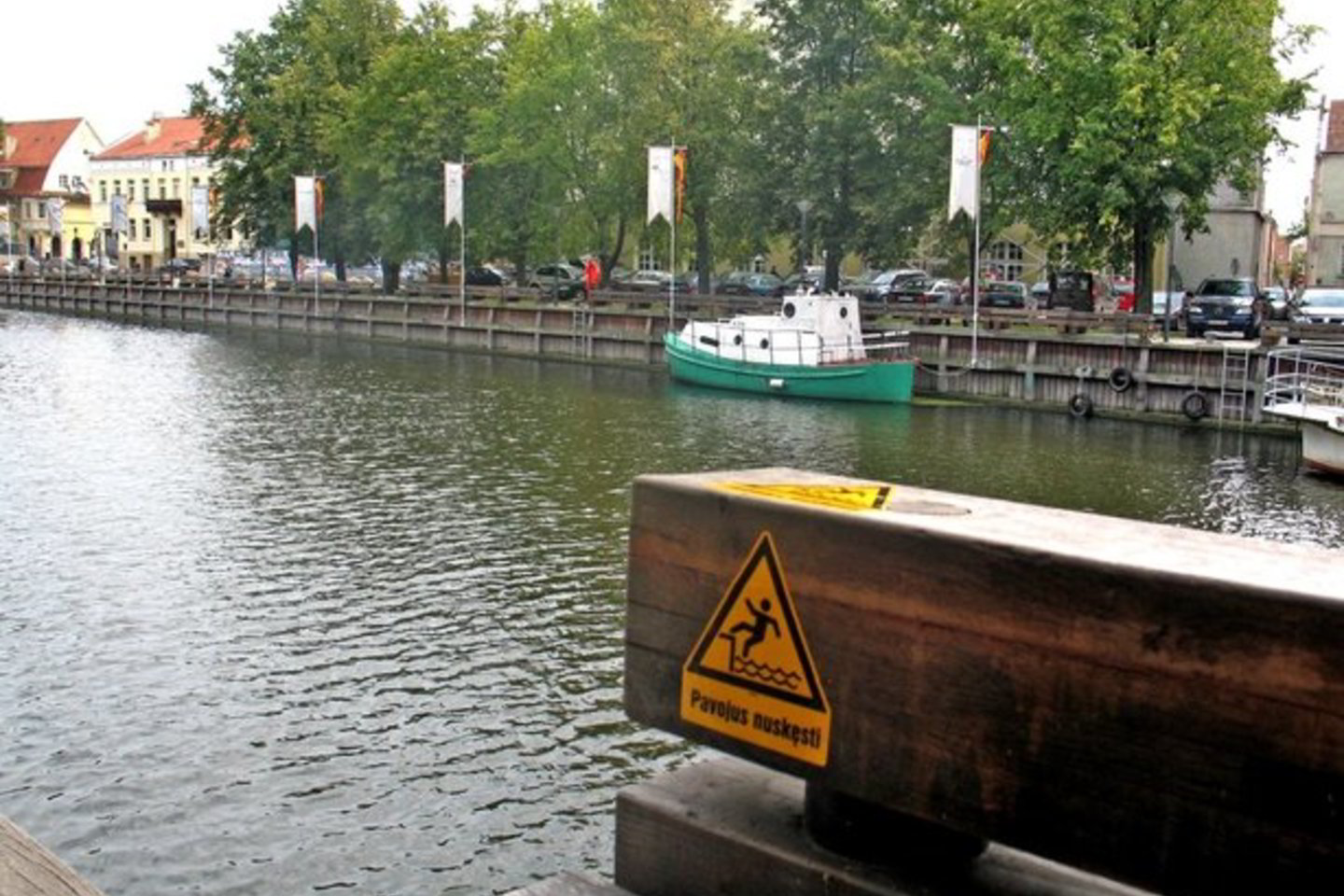 Ant suolų Danės krantinėse priklijuota 200 lipdukų apie tykančius pavojus.