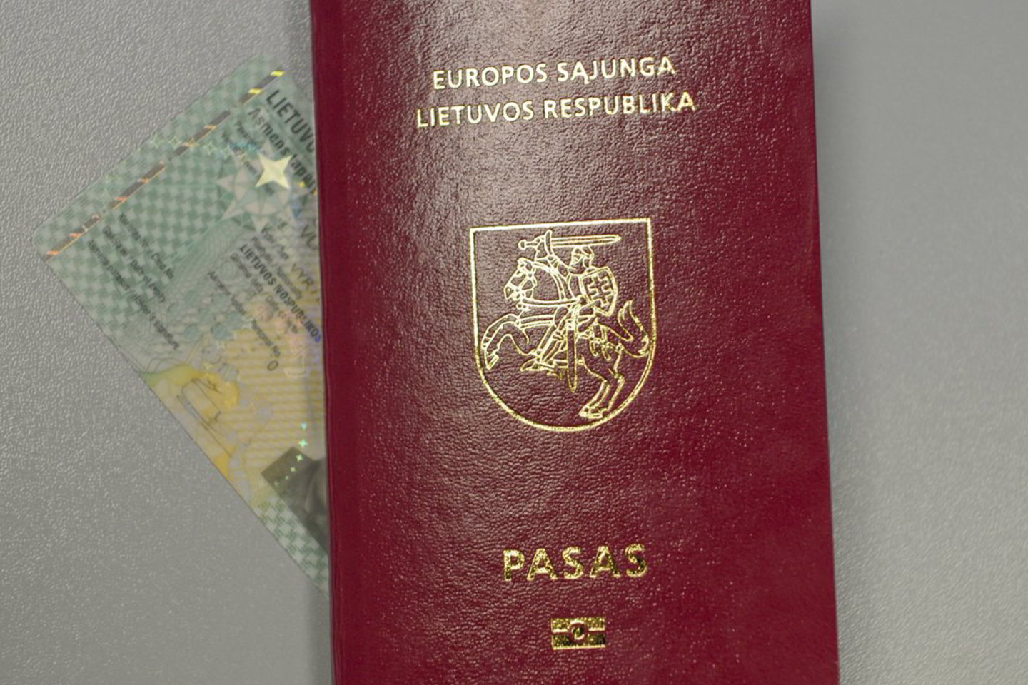 Kadangi sutuoktinių pavardės nurodomos skirtingai, dėl to kylą problemų atsiimant korespondenciją, tvarkant banko sąskaitas, užsisakant viešbučius.