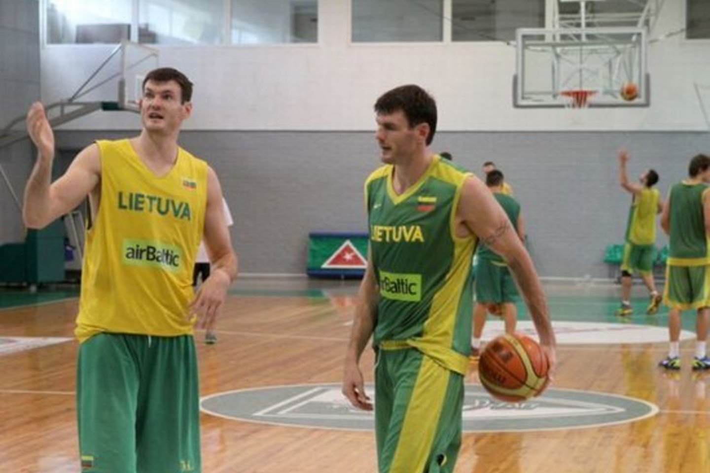 Broliai Darjušas (kairėje) ir Kšyštofas Lavrinovičiai paaukotų vietą Lietuvos rinktinėje dėl vienas kito.