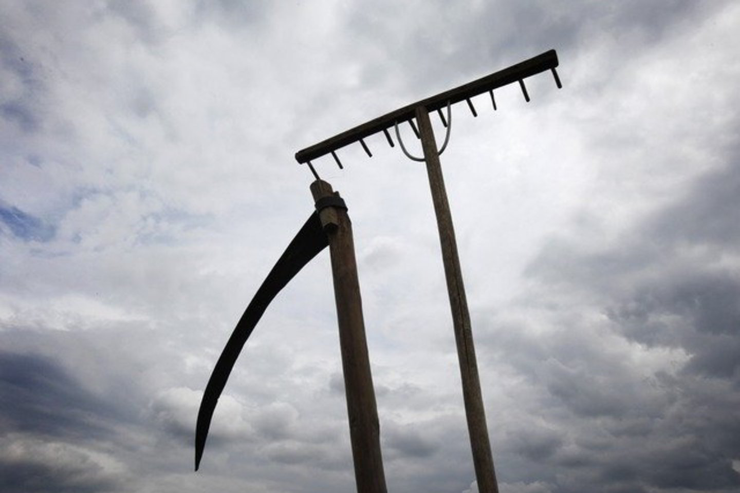 43 metų vyras savo 83 metų mamai grasino dalgiu.