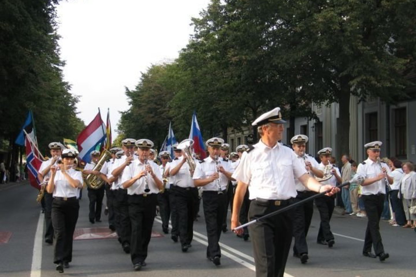 Per didžiųjų burlaivių regatas įgulų narių eisenos - labiausiai laukiamos visuose uostamiesčiuose.