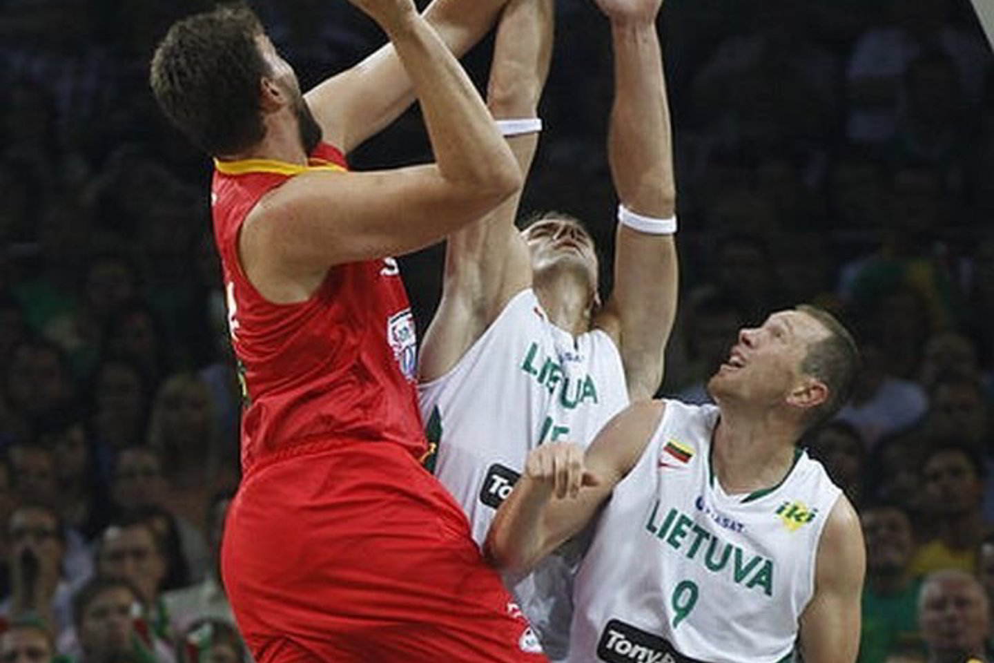 R.Javtokas (viduryje) ir D.Songaila patyrė traumas.