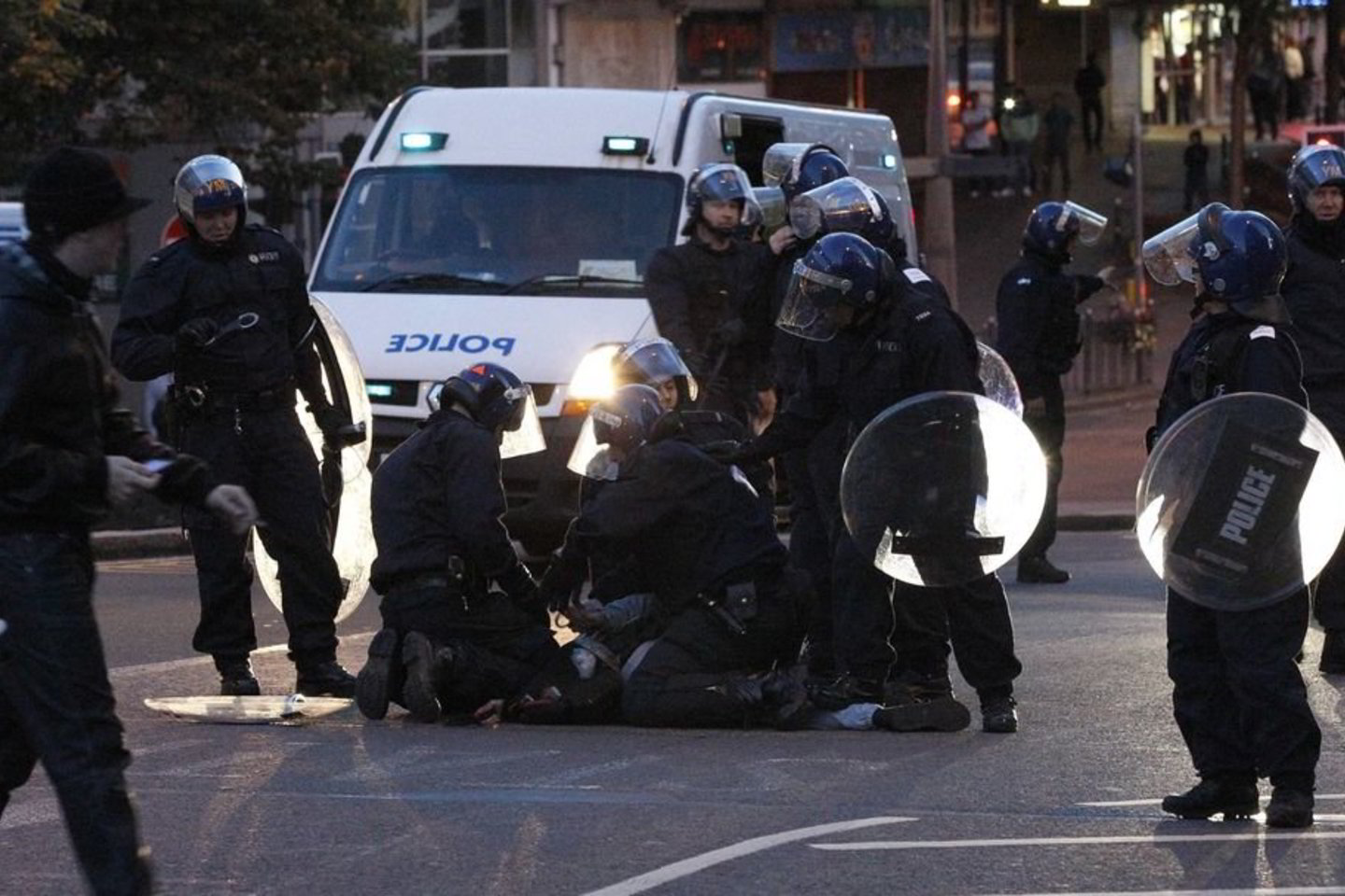 Anglijos policininkams teko gintis nuo riaušininkų.