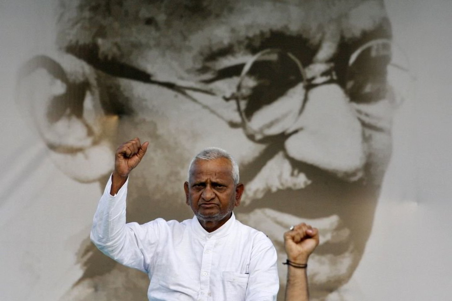 „Lėšos vyriausybės ižde priklauso mums, - pareiškė A.Hazare, sėdėdamas priešais didžiulį Indijos nepriklausomybės tėvo M. K.Gandhi portretą.