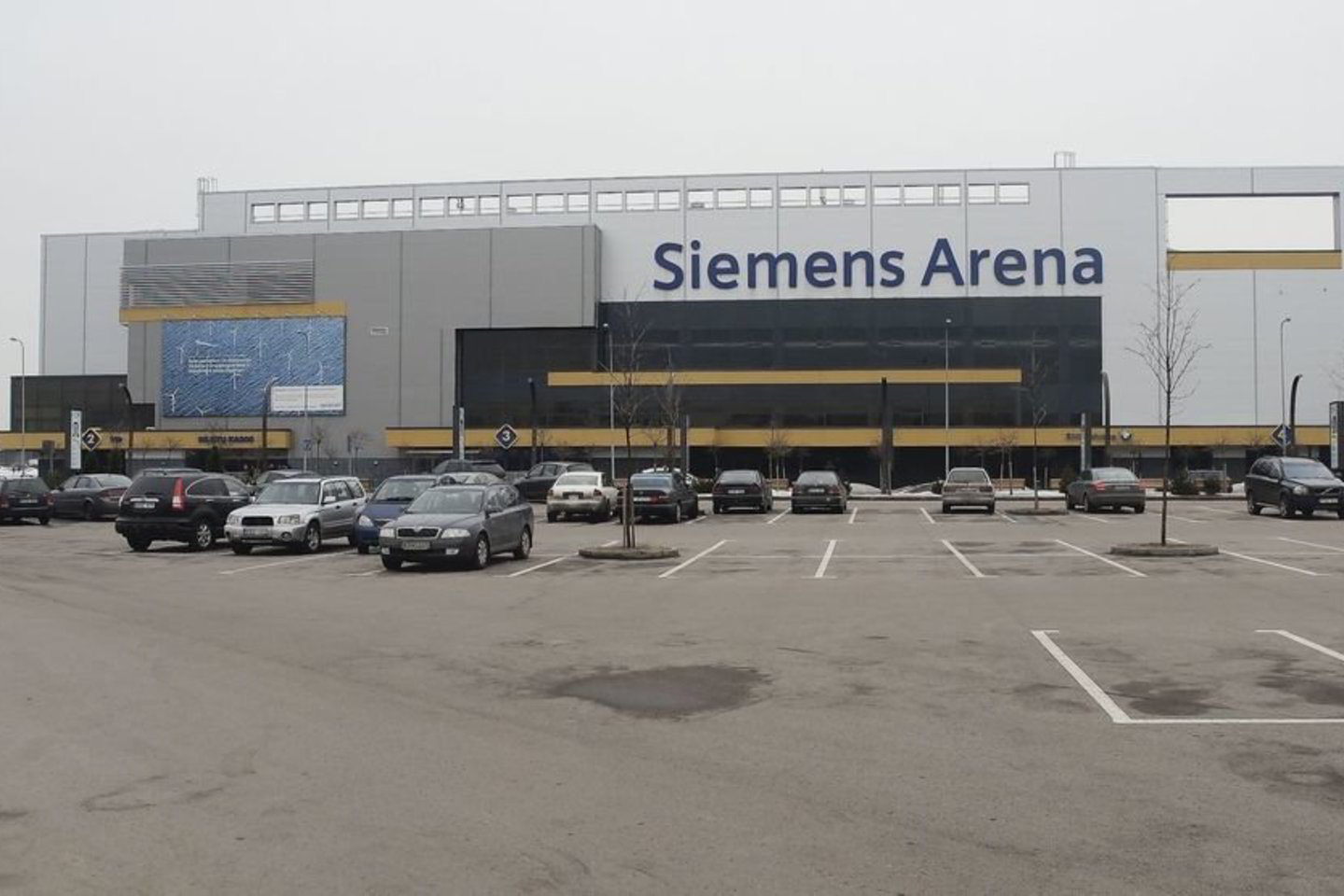 Nors šalia Vilniaus „Siemens” arenos esanti automobilių stovėjimo aikštelė nemaža, per čempionatą dauguma vietų bus skirta organizatorių ir komandų transportui.