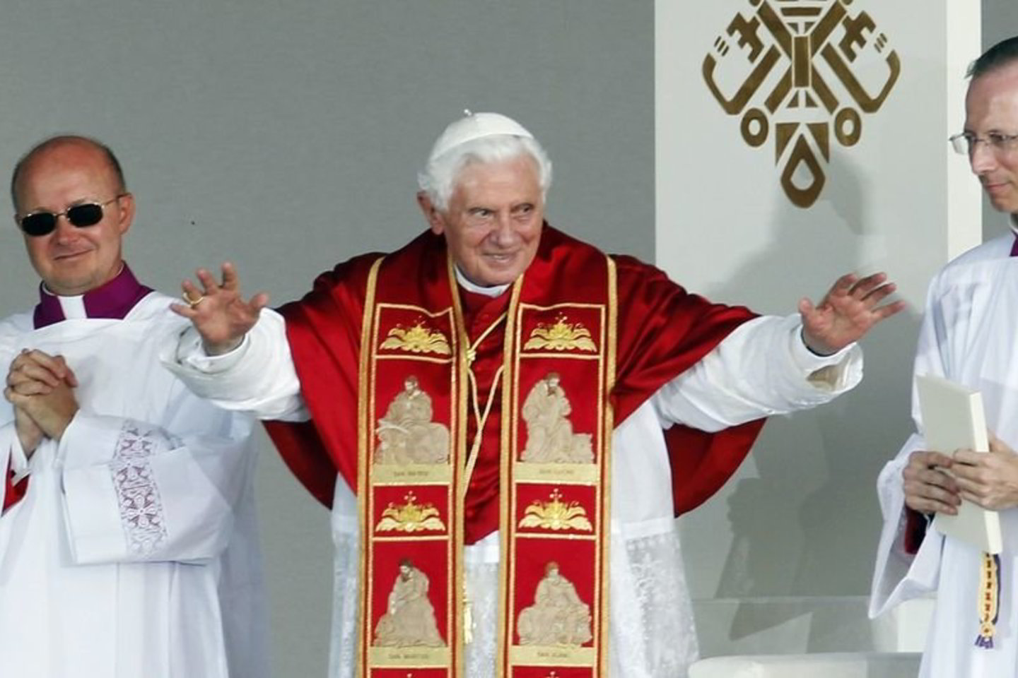 "Dievas iš mūsų laukia, kad dosniai dalytumės tuo, ką turime brangiausia - sugebėjimu mylėti ir atjausti“, - Ispanijoje sakė popiežius Benediktas XVI.