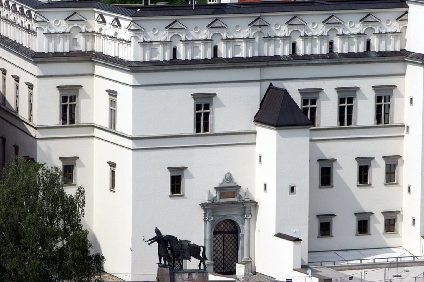 Anot Kultūros ministerijos, pinigai iš Valdovų rūmų paimami įstrigus jų statybai.