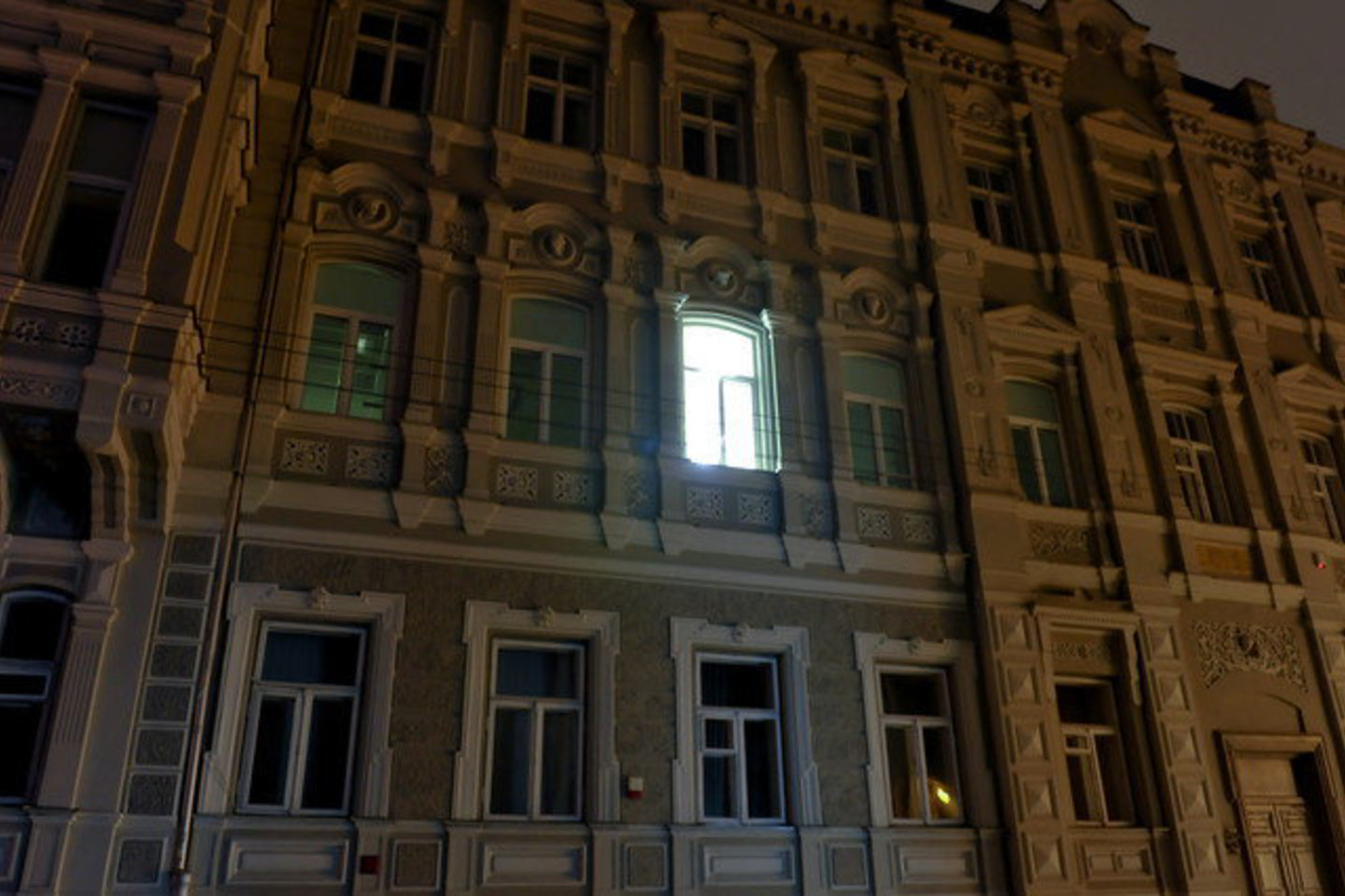 Buvo nustatyta, jog berniukai dažniau iškrenta per langą nei mergaitės.