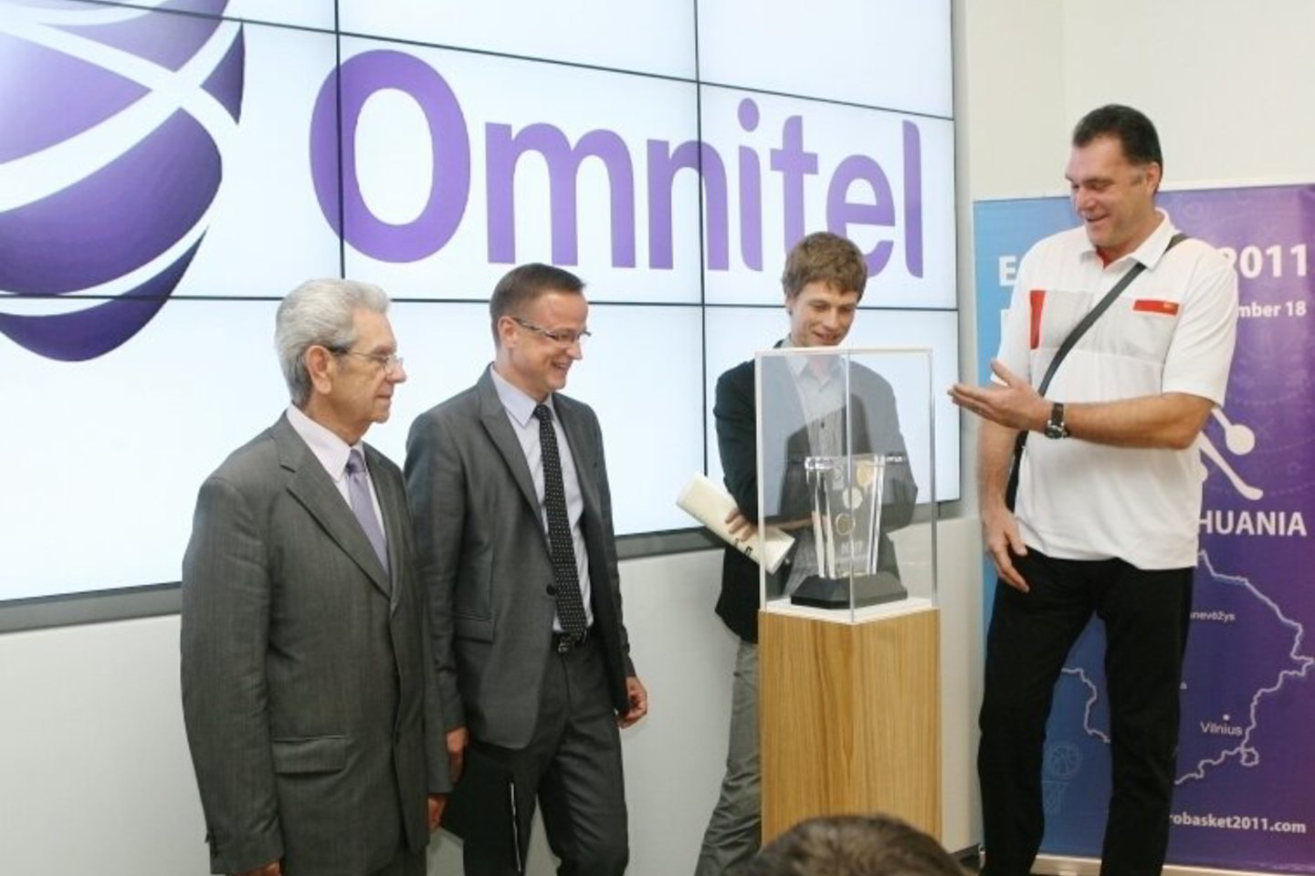 Naudingiausio Europos krepšinio čempionato žaidėjo prizą pirmadienį oficialiai pristatė (iš kairės): LKF prezidentas V.Garastas, "Omintel" prezidentas A.Zabulis, menininkas D.Andziulis ir visų laikų garsiausias Lietuvos krepšininkas A.Sabonis.