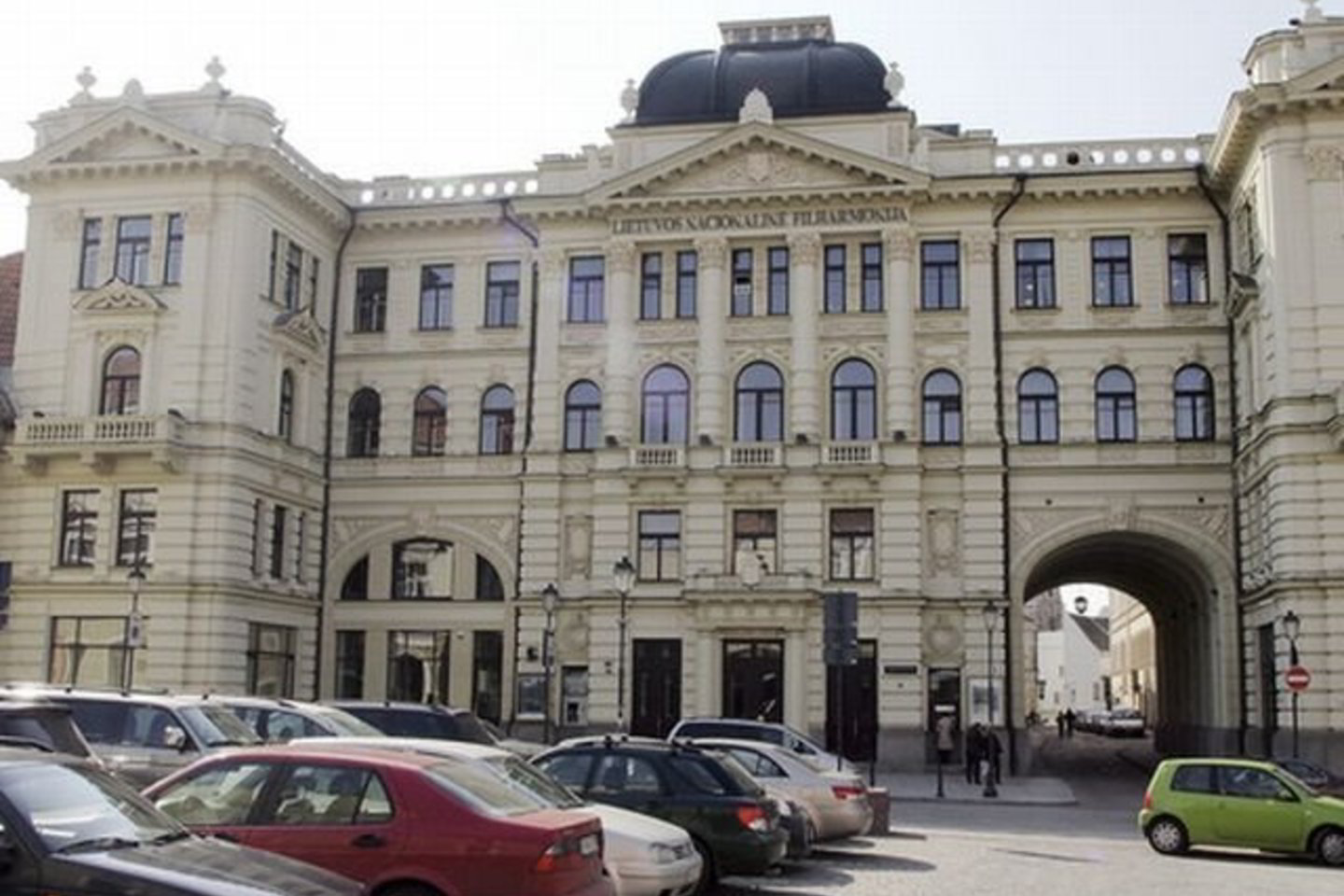Per metus Lietuvos nacionalinė filharmonija surengia 400-600 koncertų. Koncertinėje įstaigoje dirba per 250 darbuotojų.