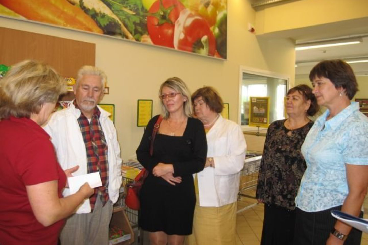 Lietuvos nacionalinės vartotojų federacijos prezidentė A.Armanavičienė (trečia iš kairės) ir Panevėžio maisto ir veterinarijos tarnybos atstovė B.Stačkevičienė (pirma iš dešinės) mokė panevėžiečius, kaip elgtis parduotuvėje.