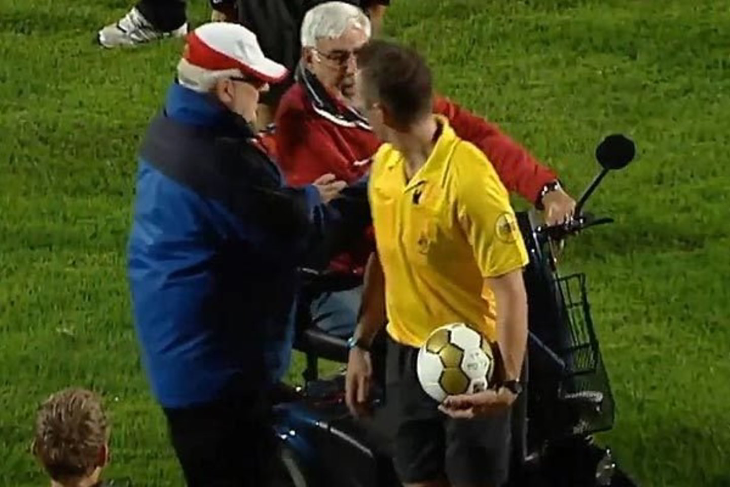 Neįgalius vyriškis dukart bandė užvažiuoti ant rungtynių teisėjo, tačiau arbitrui pasisekė išvengti skaudesnių pasekmių.