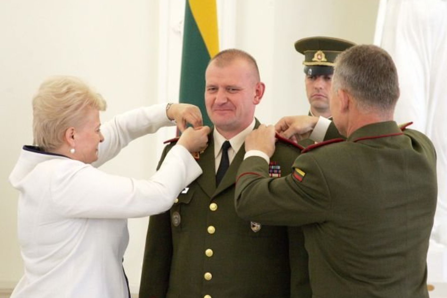 Už nuopelnus stiprinant Lietuvos krašto apsaugą brigados generolas A.Leika apdovanotas ir vardiniu ginklu - kardu.