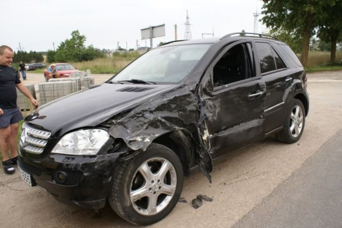 Avarijoje buvo aplamdytas „Mercedes Benz ML 280“ šonas.