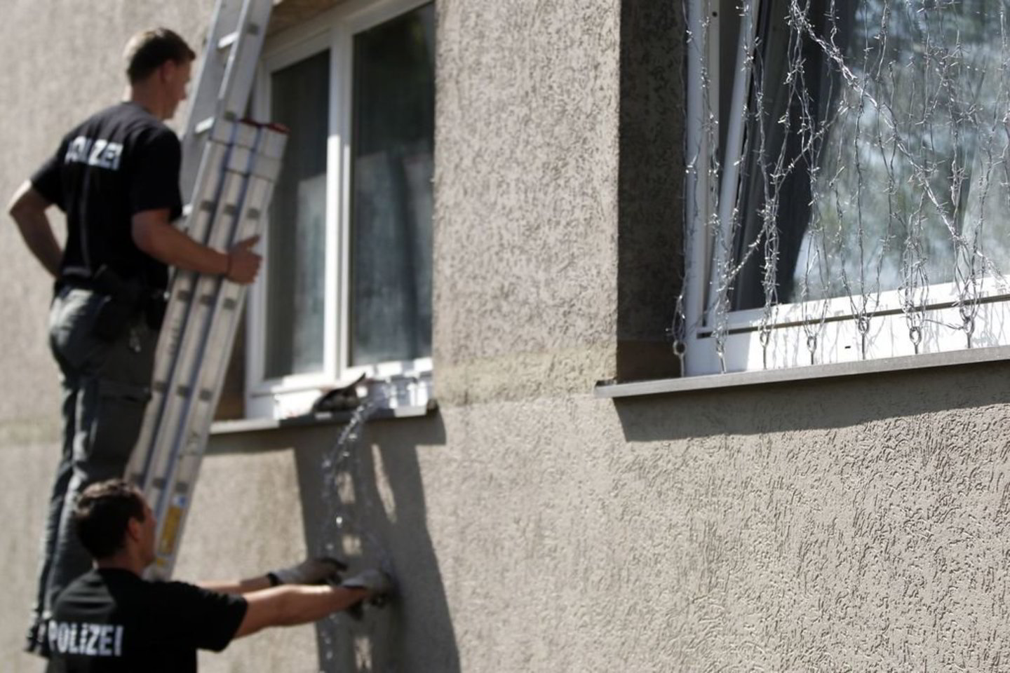 Bandydama išsigelbėti, 26 m. moteris surakintomis rankomis iššoko pro dygliuota viela užtvertą langą.