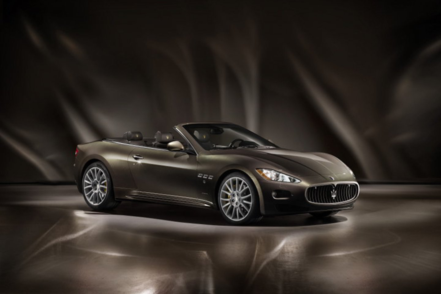 Išskirtinis "Maserati GranCabrio Fendi"