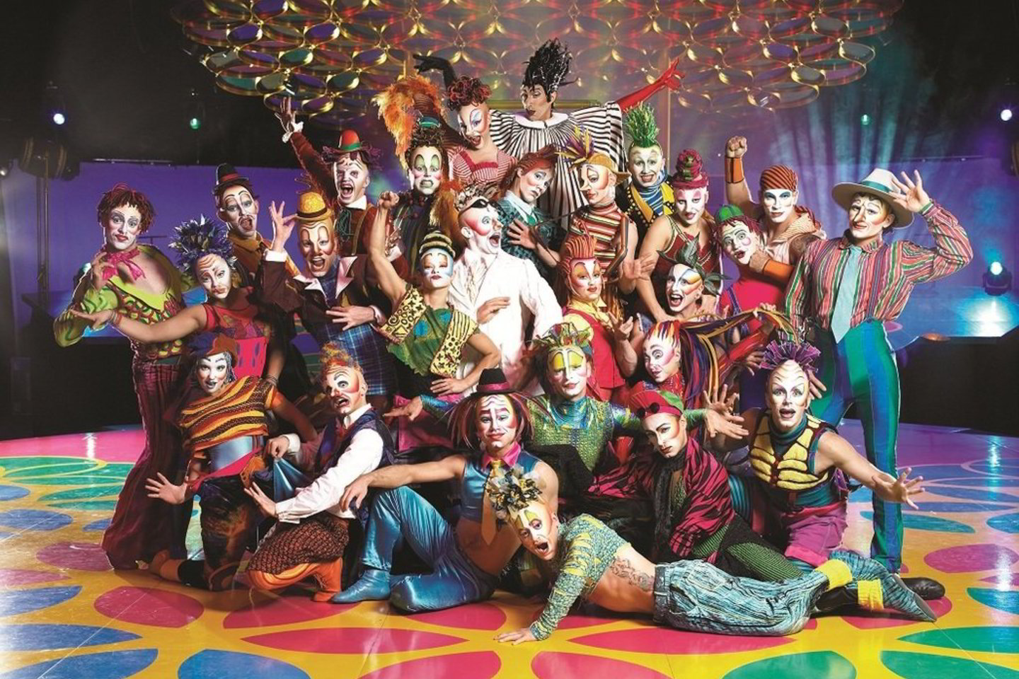 Prieš Kalėdas į Lietuvą atvykstanti „Cirque du Soleil“ trupė paprašė arenos užkulisiuose jiems skirti ne mažiau kaip 10 kambarių. Iš jų penki bus skirti persirengimui, o dar viename jų įsikurs milžiniška trupės drabužinė.