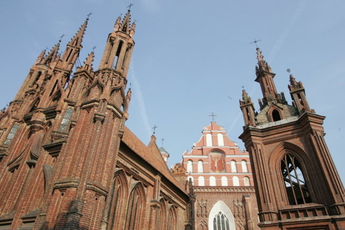 Kalbama, jog šv. Onos bažnyčią pamatęs Napoleonas panoro ją ant delno parsinešti į Paryžių.