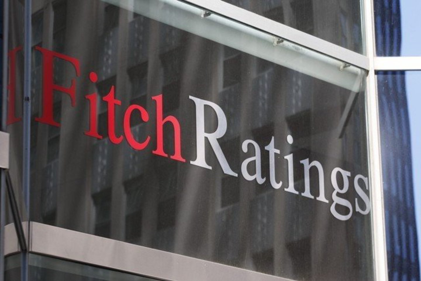 „Fitch“ primena, kad staigus ekonomikos nuosmukis lėmė Baltijos valstybių viešųjų finansų deficitus.
