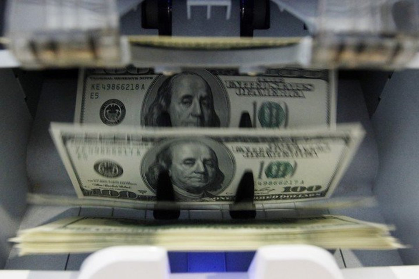2011-2012 finansiniais metais JAV biudžeto deficitas sieks beveik 1,28 trln. JAV dolerių.