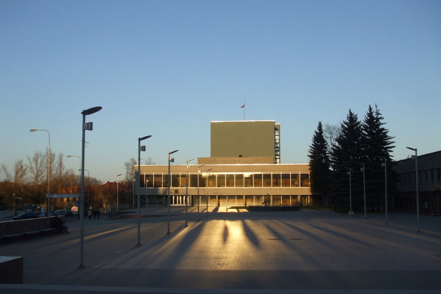 Šiuo metu Panevėžyje K.Smorigino statomas kitokio žanro spektaklis irgi nestokoja aktualios autentikos: gyvenimiškų situacijų, kurias kaip savas, gal net asmeniškai patirtas, atpažins daugybė žiūrovų.