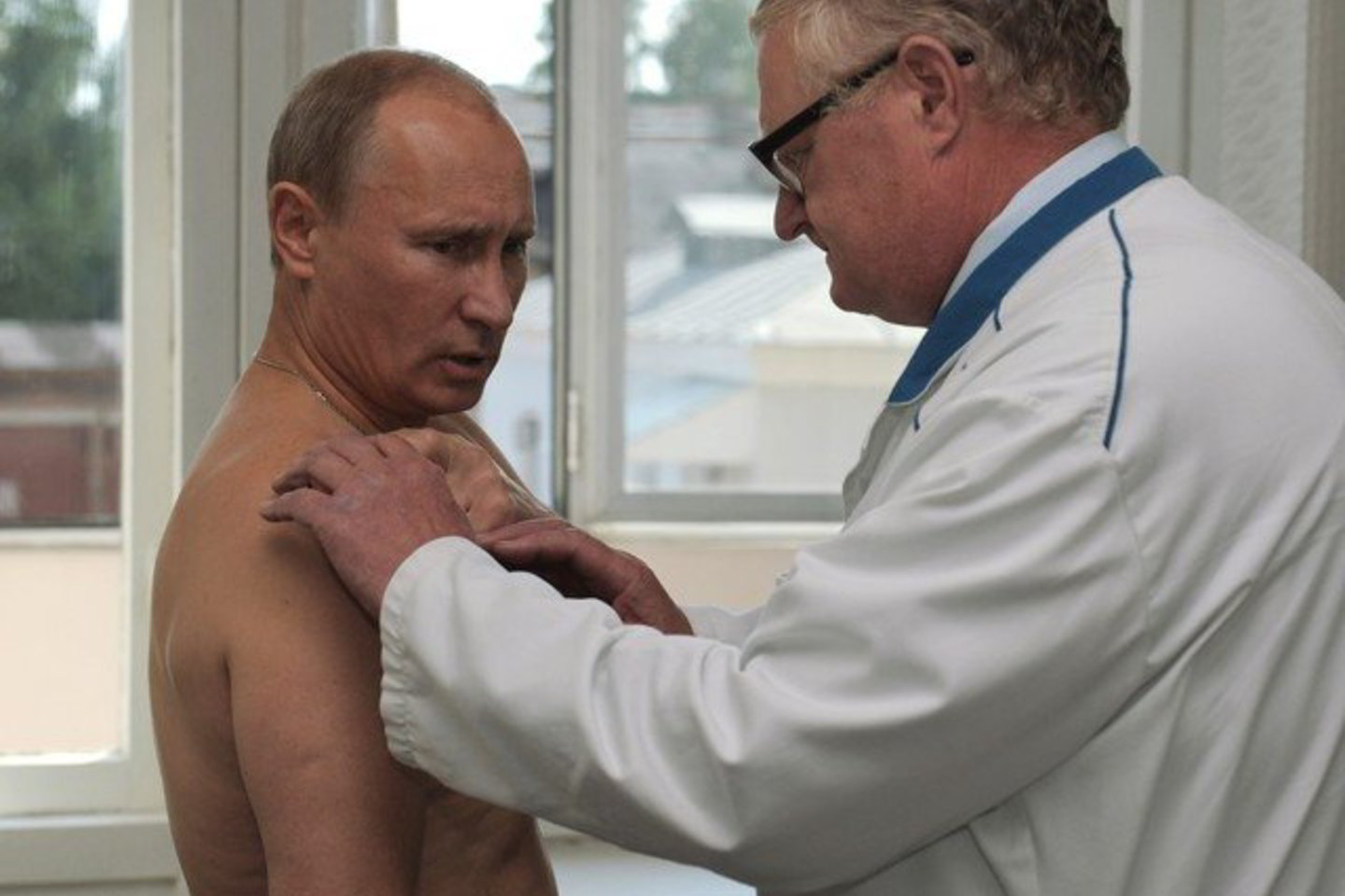 Pusnuogį V.Putiną apžiūrėjo gydytojas.