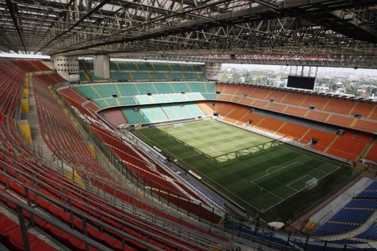 Štai taip šeštadienį atrodys Italijos futbolo stadionų tribūnos.