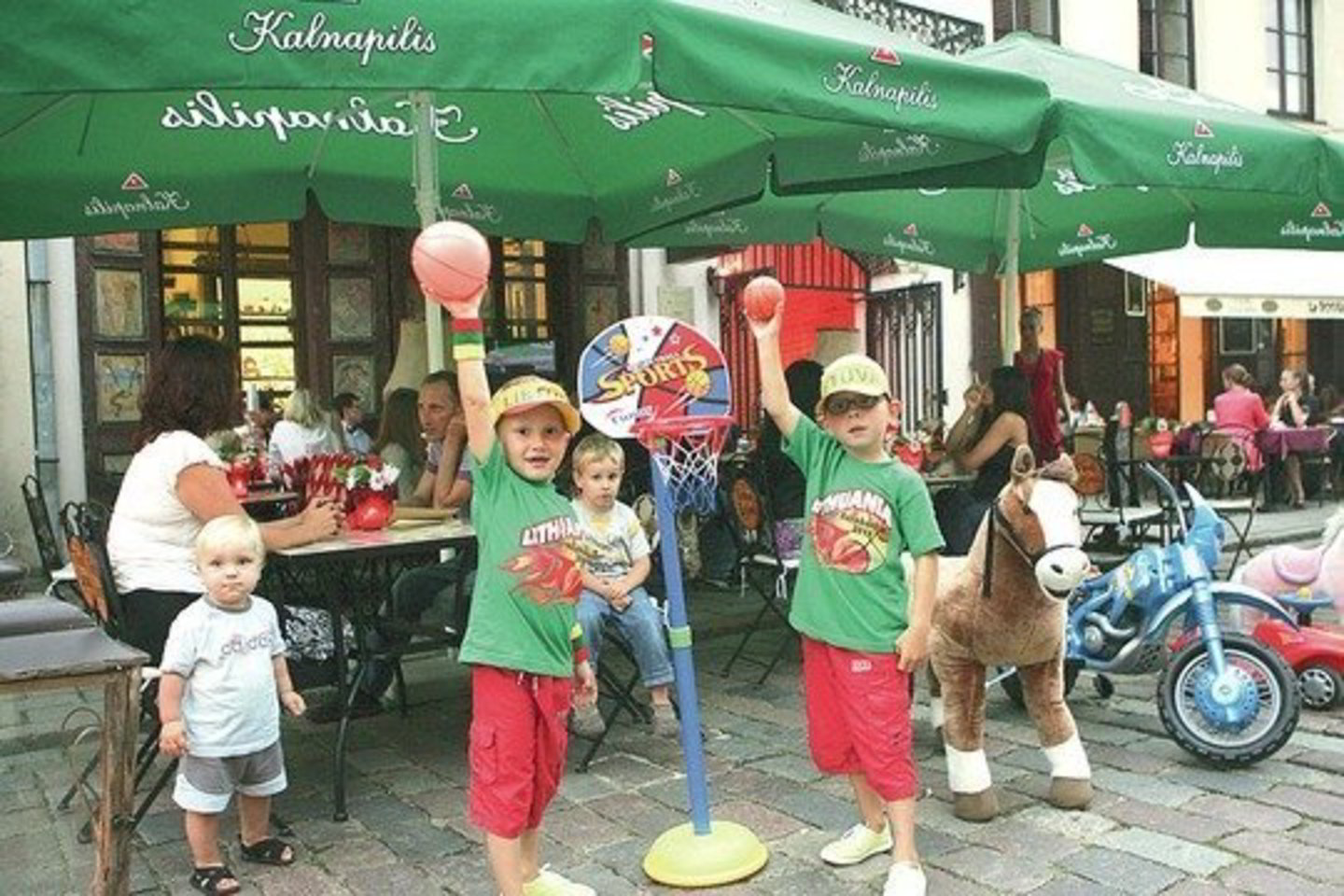 Klubo „Latino” lauko terasoje „Vino Latino” įvairaus amžiaus krepšinio aistruoliai gali išbandyti rankos taiklumą.