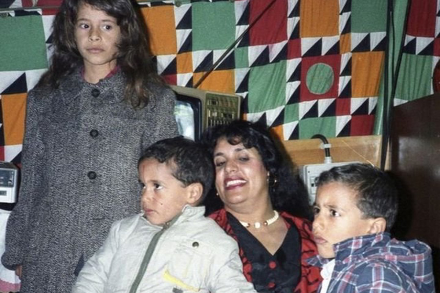 Archyvinėje 1986 metų nuotraukoje - M.Gaddafi žmona su vaikais.