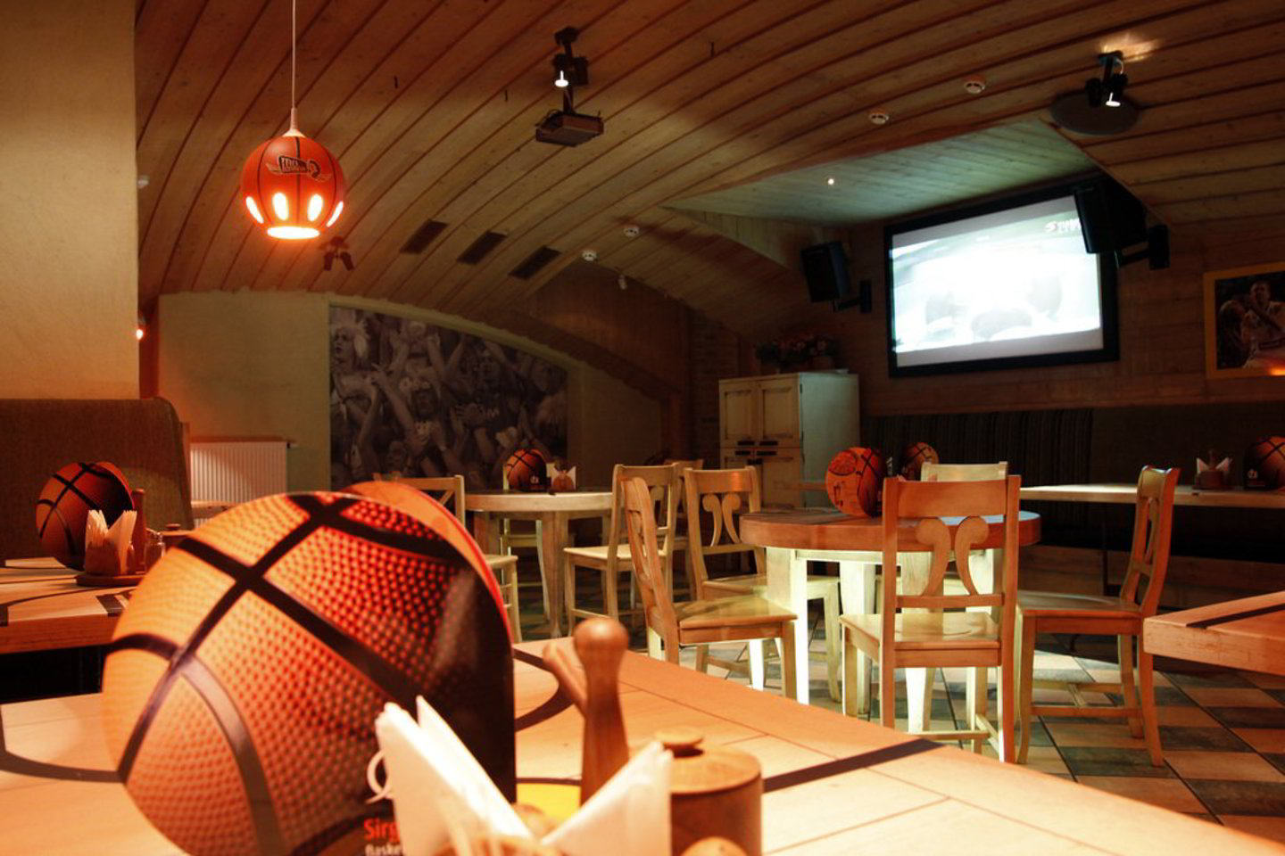 Visi „Čili“ restoranai krepšinio aistruolius pasitiks išskirtiniu interjeru.