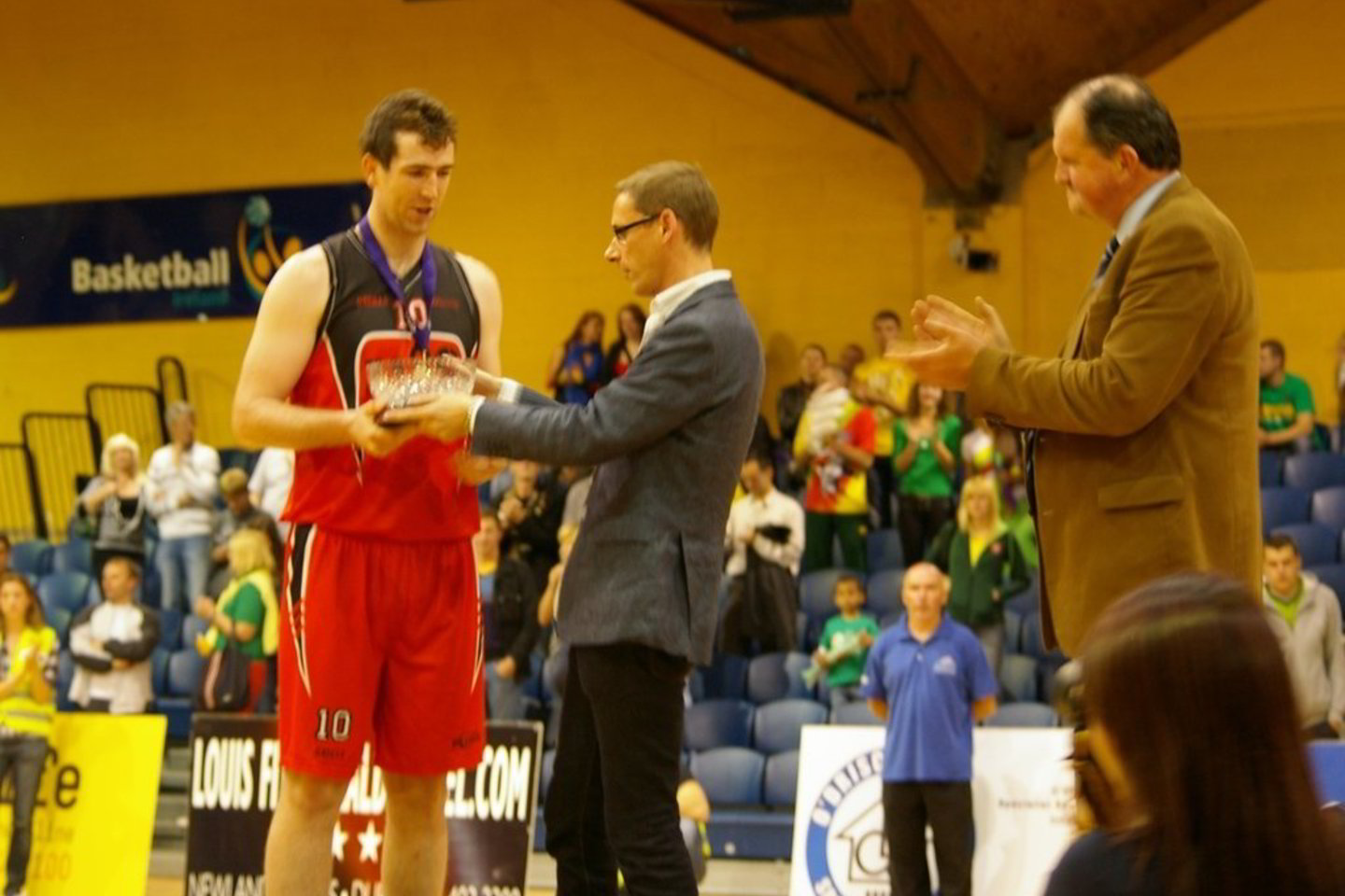 Lietuvos ambasadorius Airijoje Vidmantas Purlys apdovanojo „Killester“ komandą pagrindiniu prizu – Ambasados taure.