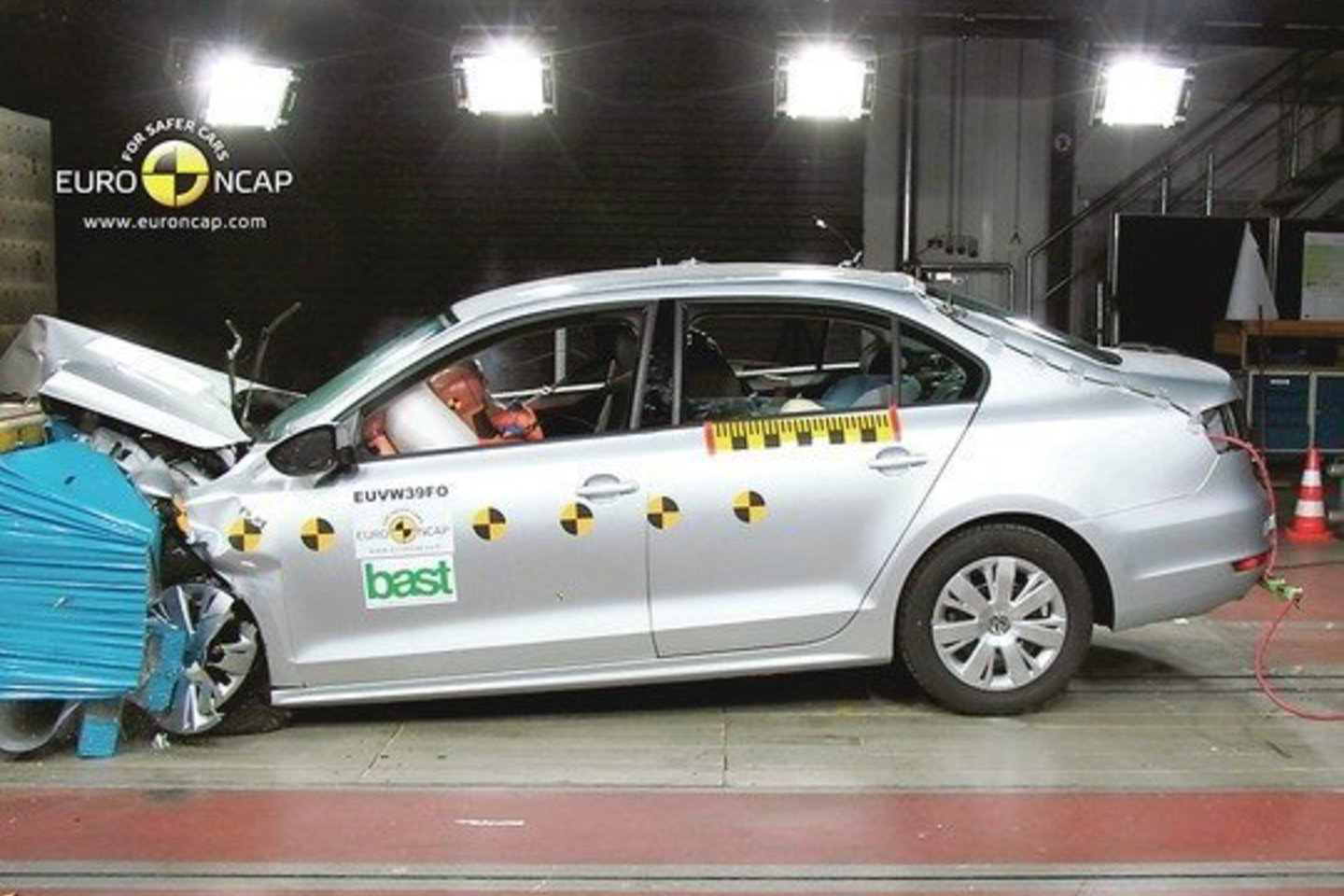 Ką reiškia 5 „Euro NCAP” žvaigždutės šiandien? Tai, kad net viršydami greitį mieste ir susidūrę su tokio pat dydžio ir tokiu pat greičiu važiuojančiu automobiliu kaktomuša rizikuojate patirti tik lengvų sužalojimų.