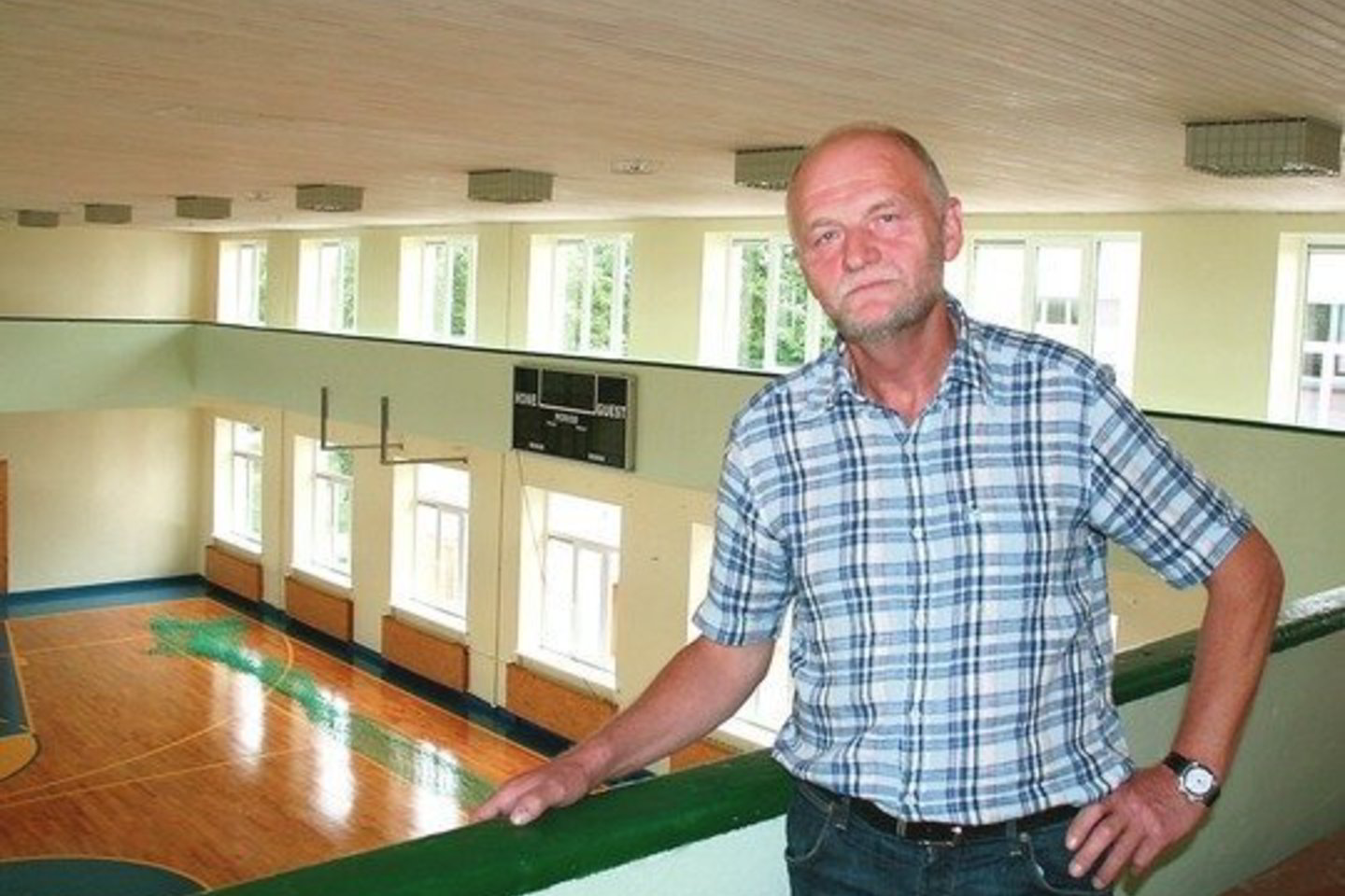Palangos senosios gimnazijos direktorius A.Karačionka didžiuojasi prieš mokslo metus atnaujinta sporto sale.