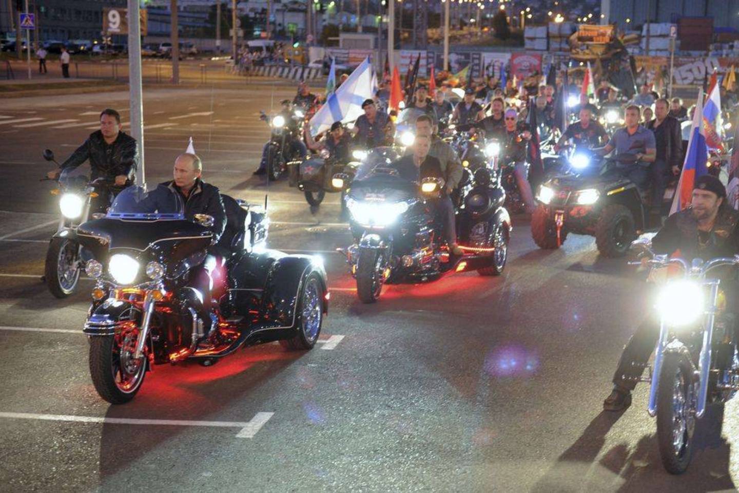 V.Putinas važiavo triračiu motociklu „Harley Davidson“ kolonos priekyje.