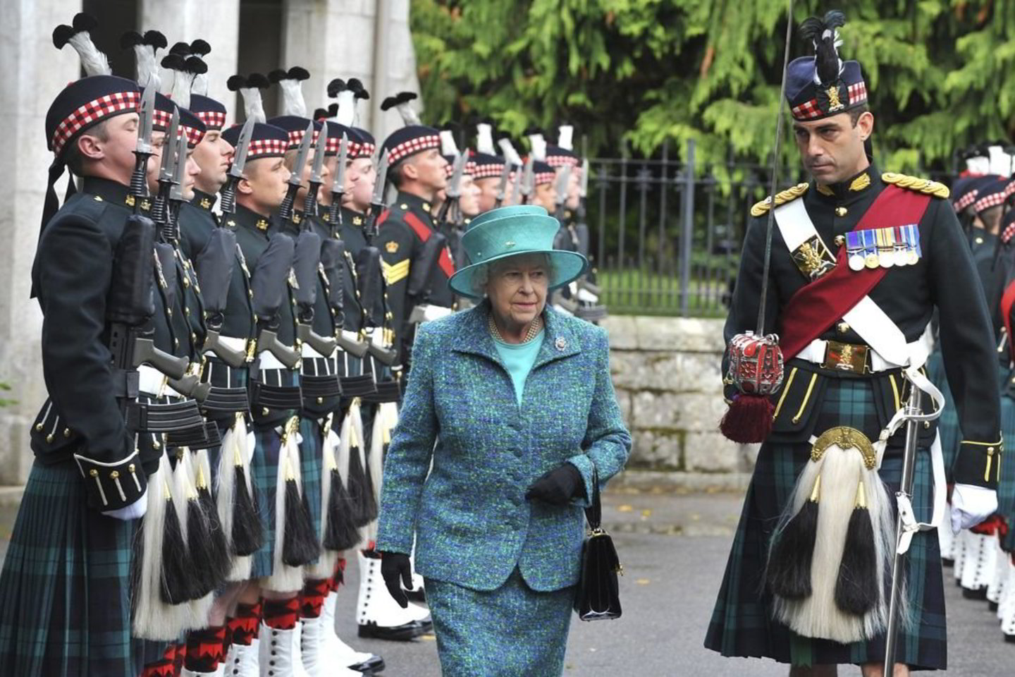 Elizabeth II ieško sodininko Balmoralo pilies teritorijai.