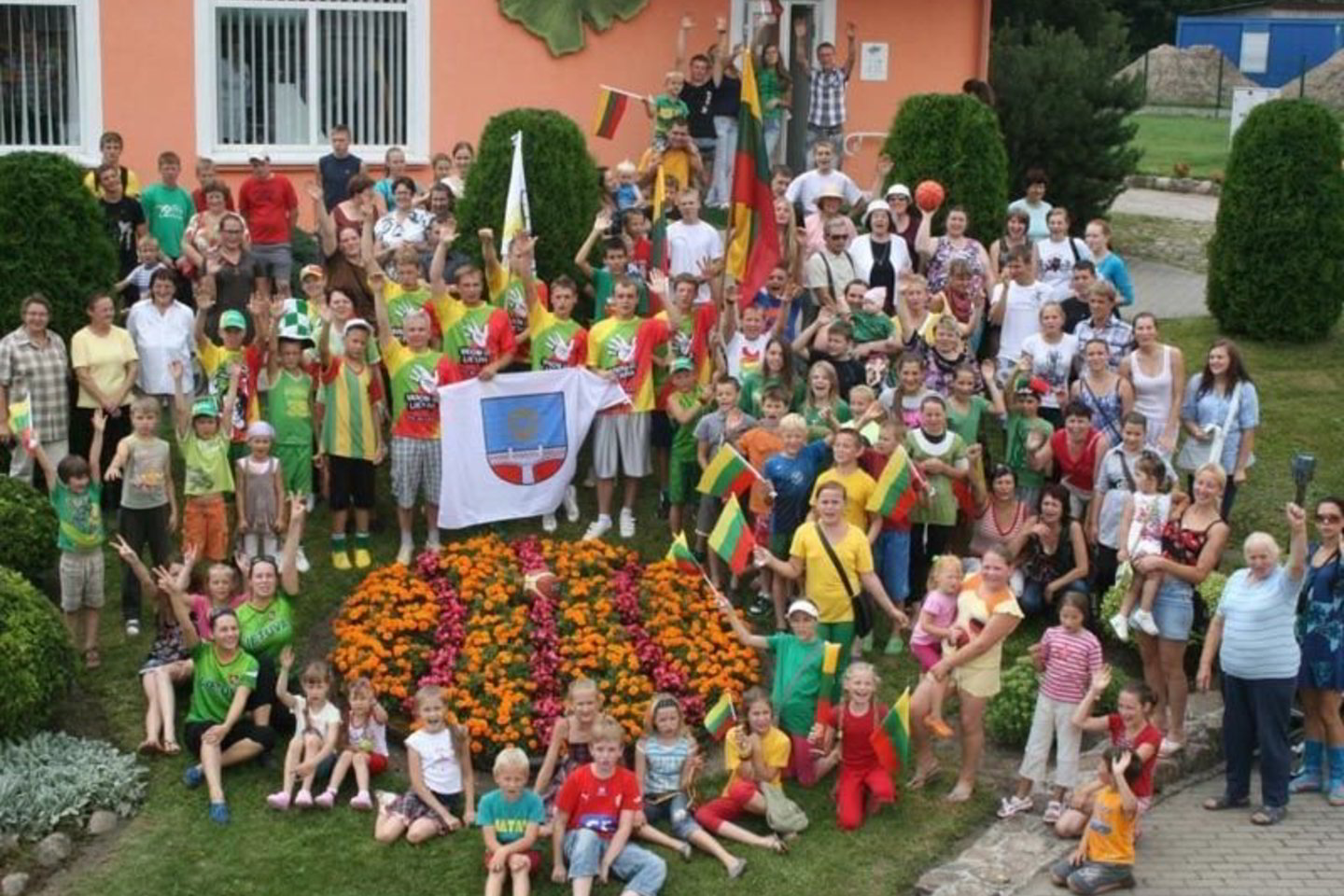 Akcijos „Varom už Lietuvą“ dalyviai prie žydinčio krepšinio kamuolio Švėkšnoje.