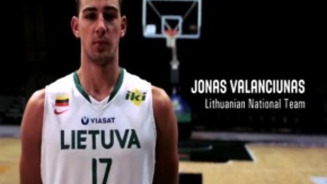 J.Valančiūnas FIBA reklamoje ragina užsisegti saugos diržą