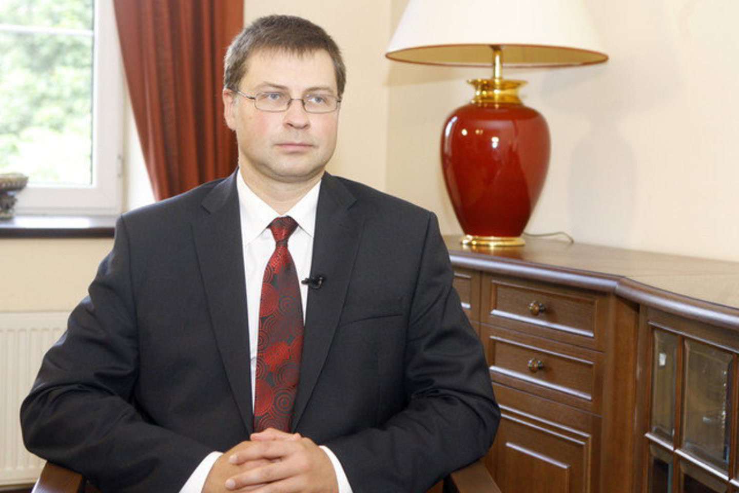 „Šalies gyventojų perkamoji galia žymiai sumažėjo, o Baltarusijos valdžiai labai sunkiai sekasi sutvirtinti biudžetą“, - teigė V.Dombrovskis.