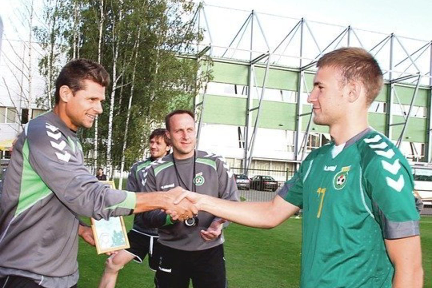 Lietuvos futbolo rinktinės kapitonas T.Danilevičius (kairėje) vakar Marijampolės „Arvi” futbolo arenoje pasveikino E.Žvaliauską laimėjus „Lietuvos ryto” televizijos konkursą. Viduryje – vyriausiasis treneris R.Žutautas.